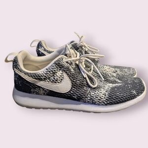 Nike Women's Black and White Sneakers Abstract Speckle Athletic Shoes